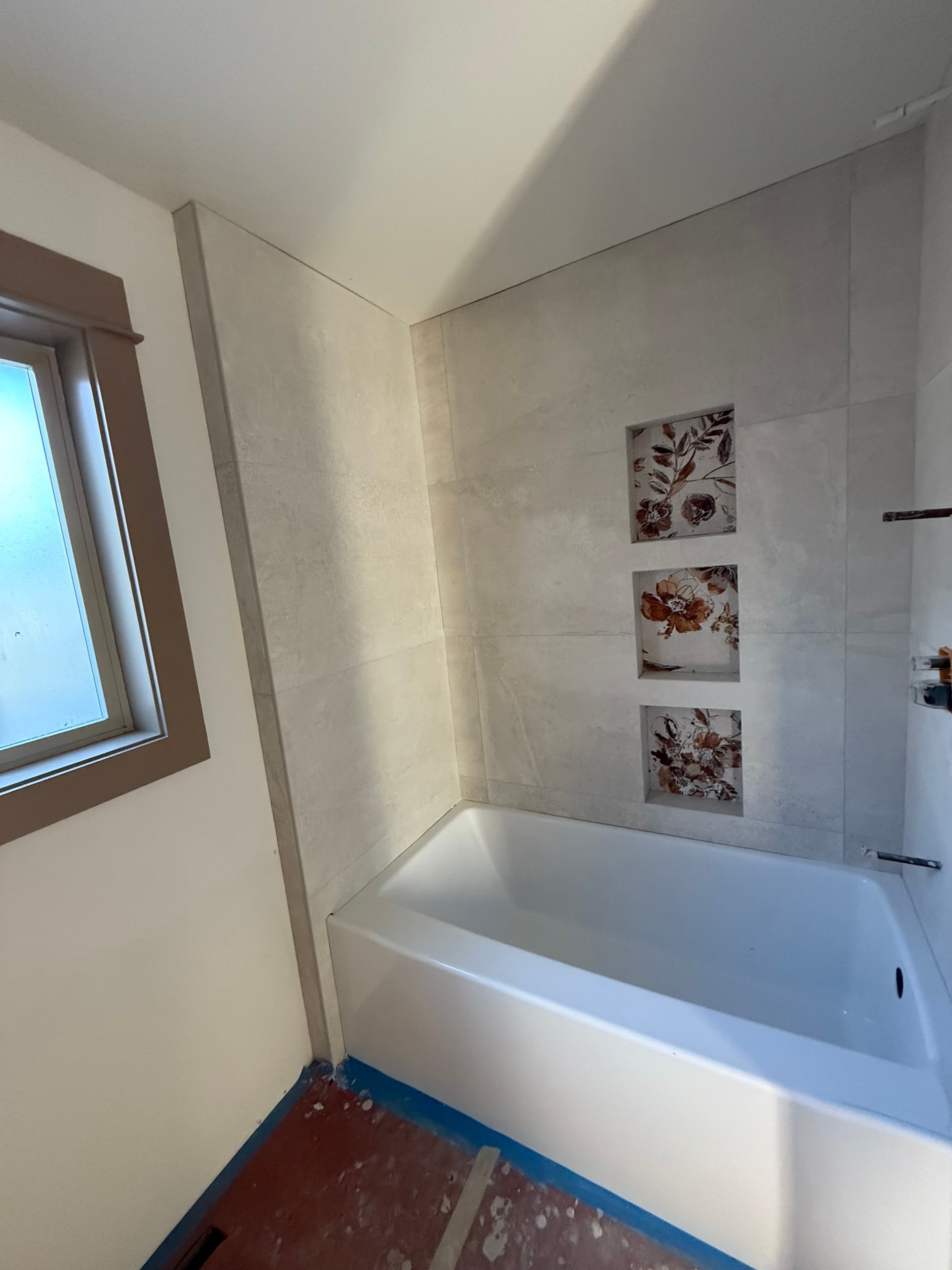 Tub Surround with Niches